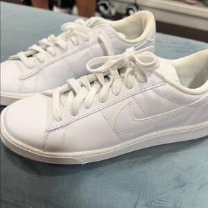 White Low-Top Nike Sneakers, never worn